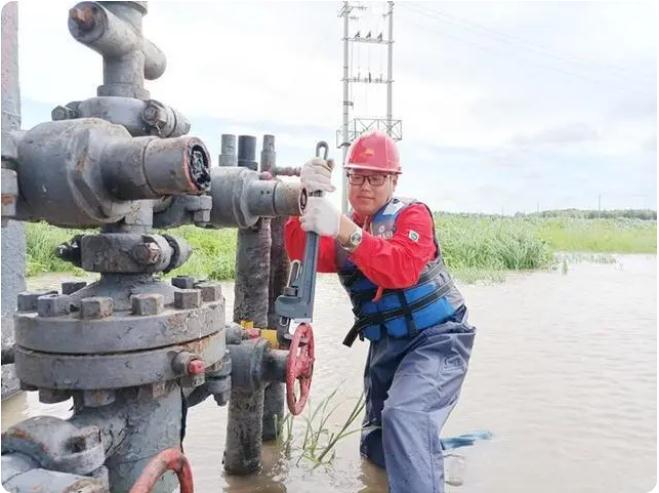 險(xiǎn)不除、人不休，水不降、人不退！大慶油田朝陽(yáng)溝油田全力迎戰(zhàn)防汛“大考”