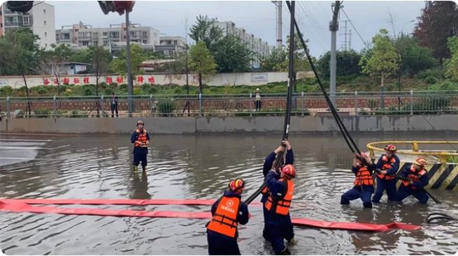 麒麟?yún)^(qū)遭暴雨突襲|部分道路積水嚴(yán)重，消防緊急排澇解憂