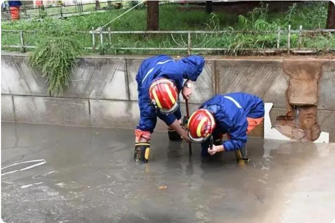 麒麟?yún)^(qū)遭暴雨突襲|部分道路積水嚴(yán)重，消防緊急排澇解憂